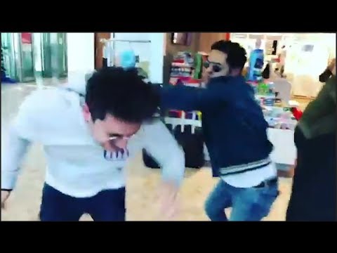 Jamel et Kev Adams rejouent le clash Booba/Kaaris à l'aéroport