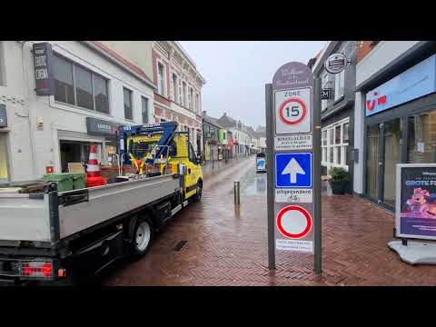 Hulst Gentsestraat winkelstraat en markt bij ochtendbuien in de provincie Zeeland