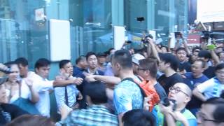 Anti-Occupy Central man pulls a weapon: Mong Kok, HK