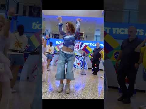Ela simplesmente entrou na dança 😂 #shorts