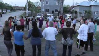 preview picture of video 'Hora satului Valeni (Brancoveni) de Paste 2013'