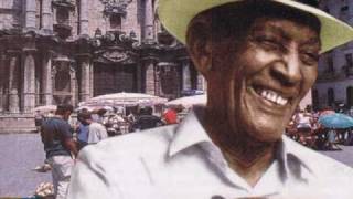 Compay Segundo i su Grupo canta Pio Leiva....Ahora me da Pena.wmv