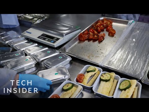 飛機餐好難吃？揭秘飛機餐為何吃起來不一樣？(Why Food Tastes Different On Planes)