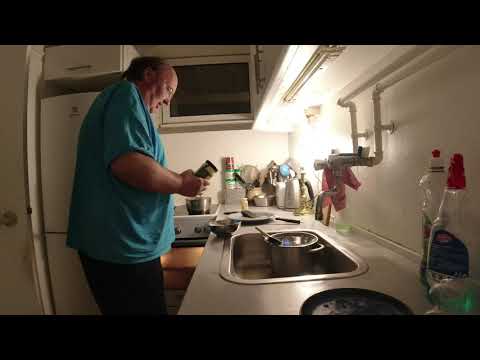 MongoTV_5755 - HAR FORTRUDT OG ÅBNER ET STORT GLAS BEARNAISESOVS