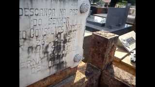 preview picture of video 'Túmulos centenários do cemitério de Jataizinho na eleição 2012'