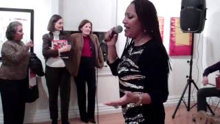 Vicky Leyva canta en la Embajada de Perú