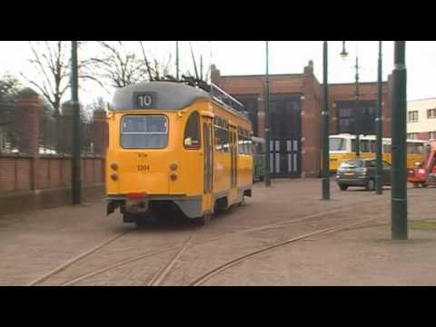 Oude HTM tram 1304 vertrekt van het Haagse Openbaar Vervoer Museum