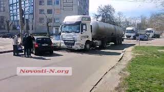 В Николаеве столкнулись фура и «Киа» — движение по ул. Пограничной полностью заблокировано
