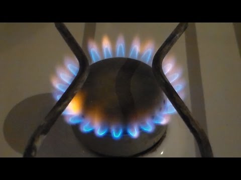 цвет огня в газовой плите оранжевый. природный газ. цвет горения газа. газовая плита горит красным пламенем. пламя газа желтого цвета.
