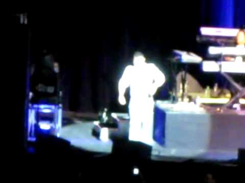 Musiq Soulchild Falls Off Stage During Performance In NYC!