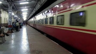 preview picture of video 'Night Out At Pipariya - Allahabad Duronto Skips Slowly!'