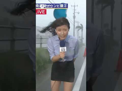 ミニスカ女子アナの中継中に台風でバケツが顔面直撃