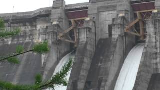 preview picture of video 'Revelstoke Dam'