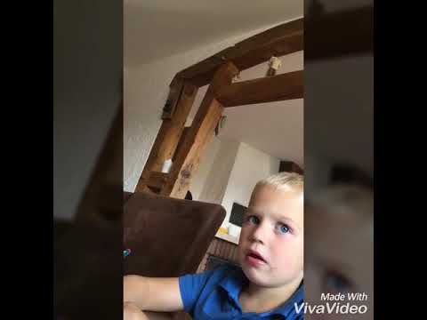 Kind diskutiert mit Vater warum Man in die Schule muss