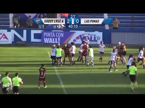 Piñas en el partido de la Liga Mendocina Femenina entre Godoy Cruz y Las Pumas