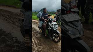 Download lagu pak babin TNI dengan sigap membantu adik ini yang baru jatuh! mp3