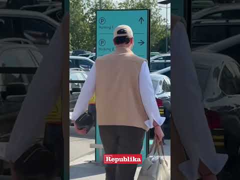 Svi se okreću za dečkom Dare Bubamare na aerodromu: Nosi torbe, ide po auto…