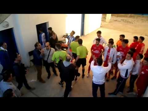 Entrada a vestuarios del trío arbitral