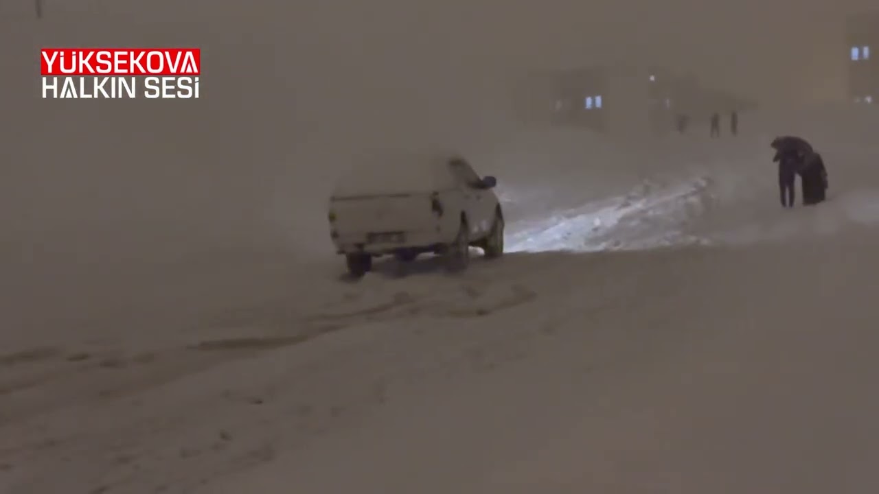 Yüksekova’da etkili olan kar yağışı sürücülere zor anlar yaşattı