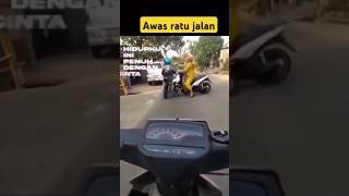 Download lagu Tetap hati hati dijalan slurr ada emak emak sen kanan belok kiri #humor #lucu mp3