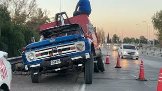 Un camión perdió las ruedas en plena avenida de la Circunvalación