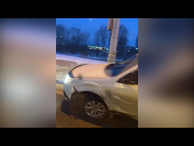 Автомобиль скорой помощи попал в ДТП на плотине ГЭС в Иркутске