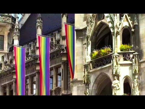 Protest gegen Beleuchtungsverbot der Uefa: Münchner Rathaus hisst Regenbogenflaggen
