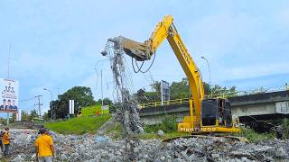 Excavator Hancurkan Beton Jembatan Untuk Diambil Besinya