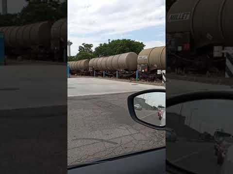 Vagoni cisterna escono dalla Raffineria di San Martino di Trecate (No)trainati dalla 245