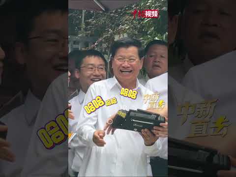 Lao President Thongloun Sisoulith personally operated a robot in Hangzhou, beaming with joy throu...