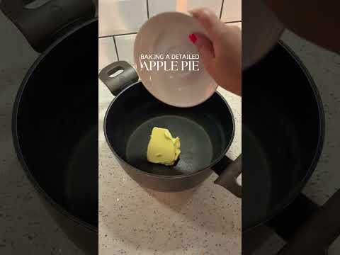 Baking a detailed Apple pie 🥧 #applepie #baking #diybaking #southafrica #bakingshorts