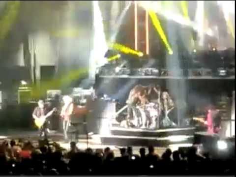 Accident : Joe Perry Knocked out by Steven Tyler on stage
