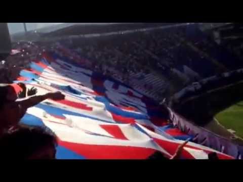 "[31/8/14] Bandera gigante en el clásico capitalino." Barra: La Ultra Fiel • Club: Club Deportivo Olimpia