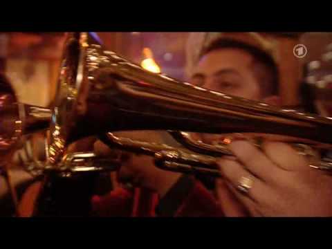 download lagu mp3 mp4 Fanfara Kalashnikov, download lagu Fanfara Kalashnikov gratis, unduh video klip Fanfara Kalashnikov