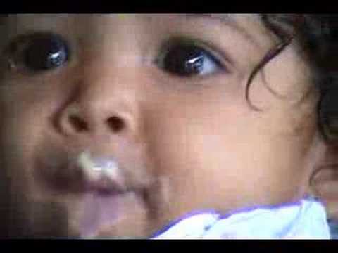 MARIA VICTORIA COMIENDO HELADO