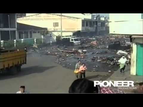 Tsunami flood through the streets of Banda Aceh
