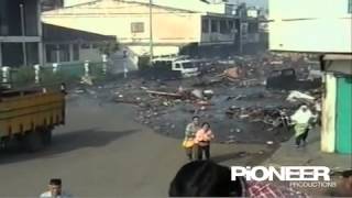 preview picture of video 'Tsunami flood through the streets of Banda Aceh'