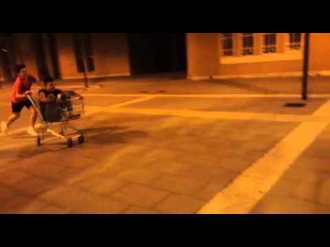 Caduta epica dal carrello del supermercato