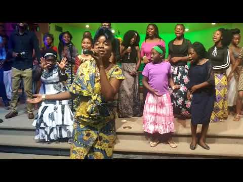 Amnobe Pilipili akiongoza sifa na maabudu kanisani Houston