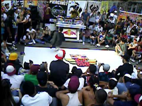 red bull bc one cypher  brasilia 2011 bboy chines vs bboy tayson