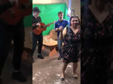 Niks Endziņš ballējas ar savu seksīgo draudzeni