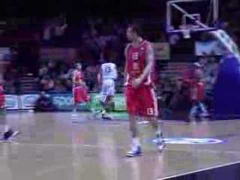 10 15-01-08 BCO-Nymburk - Jerry Green scoort op fast-break.m