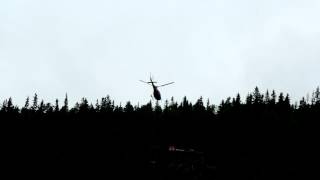 preview picture of video 'Helicopter transporting giant Sun Mirror elements - Rjukan / Norway'