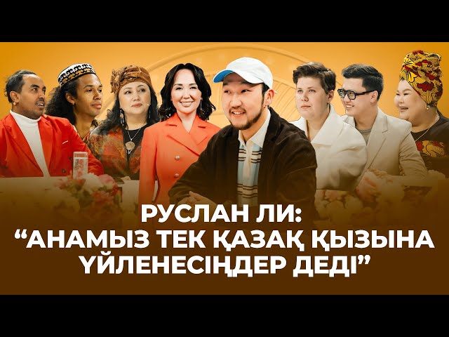Домбыраның құлағында ойнайтын Алексей Лодочников