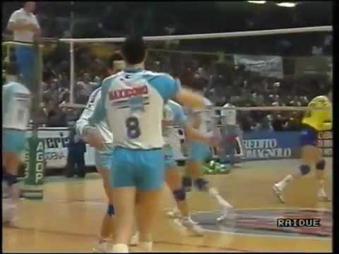 La Panini Modena vince lo scudetto 1987/88 con la Maxicono Parma, delirio al PalaPanini