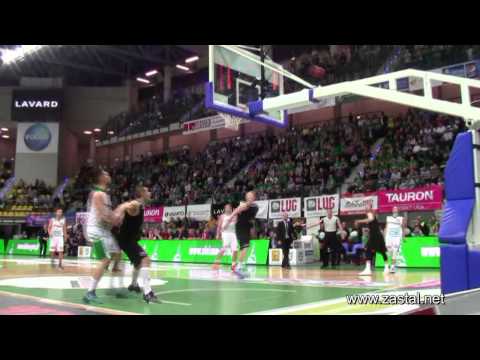 www.zastal.net - Ginyard jumps over the bench and Koszarek hits 3-pointer