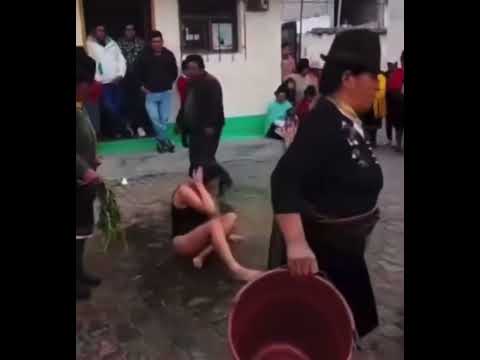 Por portarse mal. Una mujer soportó los castigos de la justicia indígena en Saquisilí - Cotopaxi