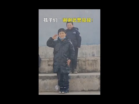 12月19日，甘肃临夏，武警甘肃总队救援官兵给灾区的孩子们送来食物。孩子们：谢谢武警叔叔！（作者：刘昆、崔云龙、薛朗朗、王治国、张倚铭；编辑：陈绿祥）