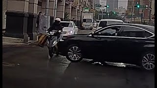 【車禍影片】汽車轉彎沒在看，機車煞車來不及（2024.03.19 桃園市中壢區民權路與光輝五街口