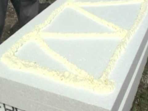 Wärmedämmung Verarbeitung mit WDVS Klebeschaum an Fassade kleben Gebäudesanierung